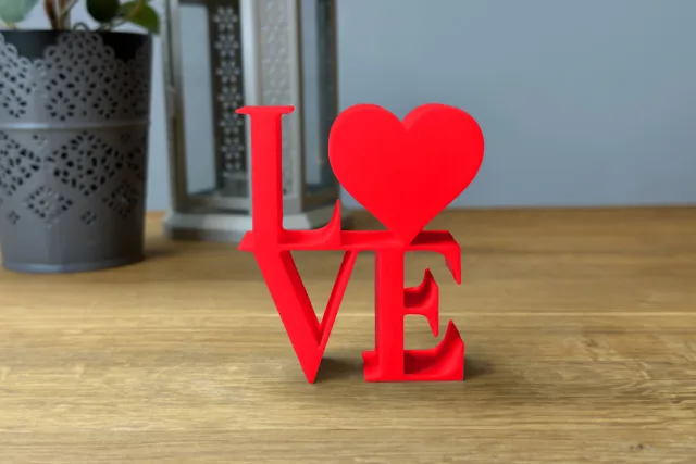 Stilvolle Deko-Schrift als Love mit Herz für Ihr Zuhause oder als Geschenk für die Lieben.